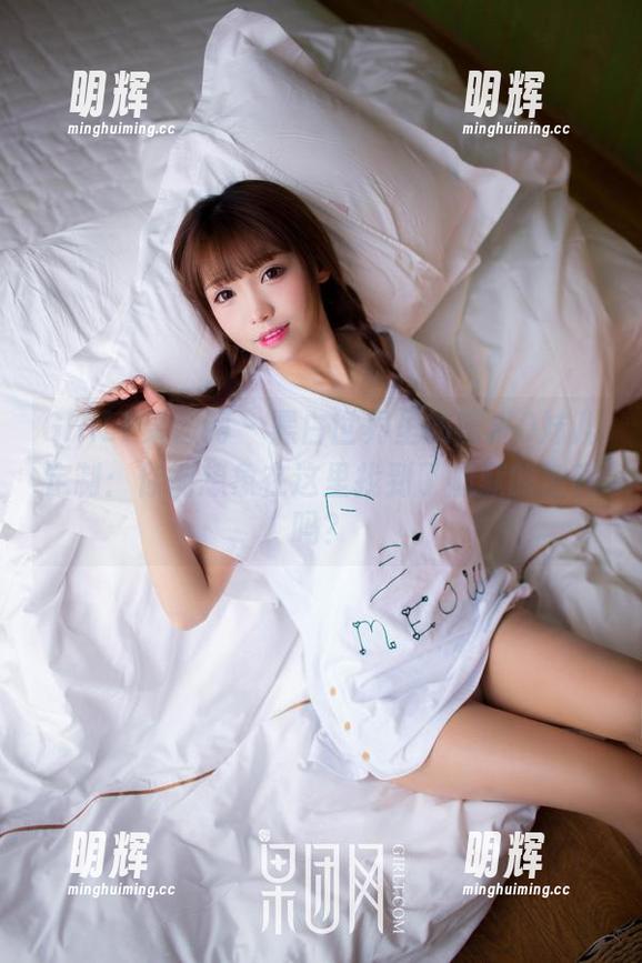 GIRLT果团网 - 黑白世界里的蜜桃Q妹儿定制：你能想象在这里找到了幽默的密码吗？