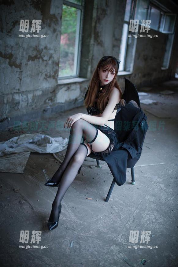 Sakiiii翎柒 黑色的无声呐喊:Sakiiii翎柒写真图片的孤独之美