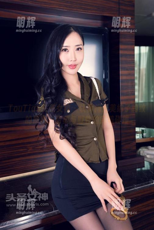 TouTiao头条女神-美纳子 TouTiao头条女神 - 认真揭开美纳子豹纹的原图:甜美与野性的完美碰撞