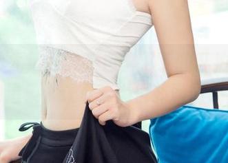 UGirls尤果网 – 来自李丁丁的私拍，吊带的温柔，让夏天悄悄扑面而来。