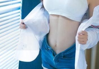 UGirls尤果网 – 李唯一在短裙里，图库流露的‘风情’，下载后小心梦游哦！