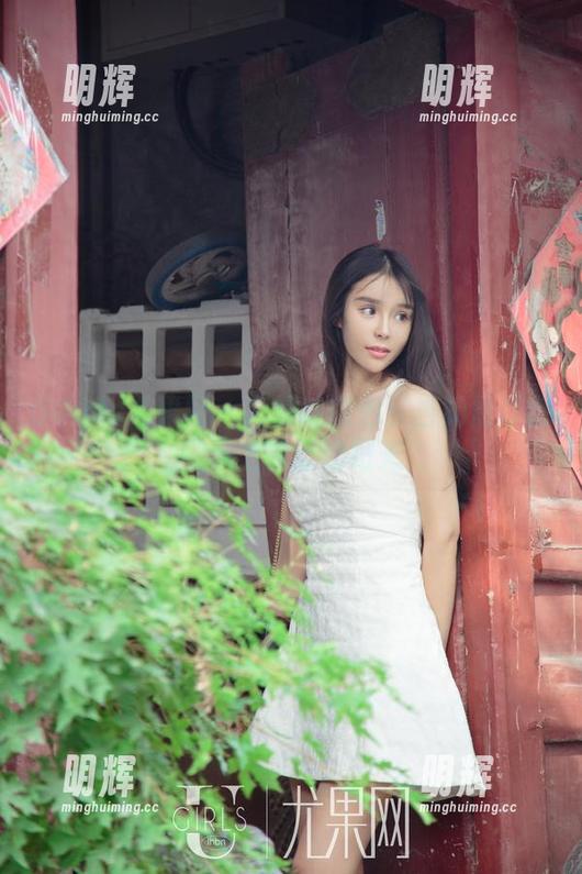 UGirls尤果网-杨晨晨 UGirls尤果网 - 高跟鞋图包:当杨晨晨的腿遇上青涩的阳光