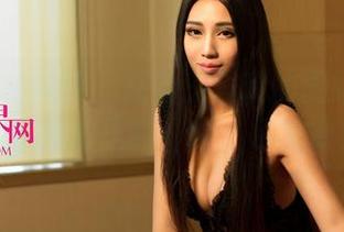 UGirls尤果网 – 观看王轶玲的厨娘秘籍：这才是真正的‘食’色生香！