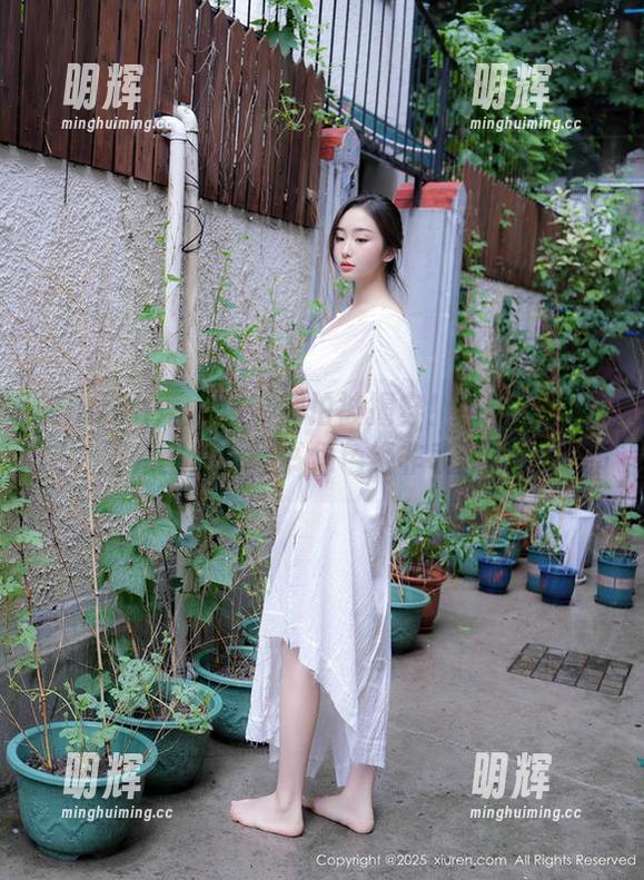 Xiuren秀人网-小芭乐 Xiuren秀人网 - 别怕被揭穿!小芭乐的无圣光图集,秘书角色绝非表面如此