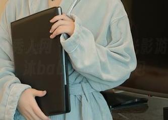 Xiuren秀人网 – 泳池里的光影游戏：沐沐baby的写真图包