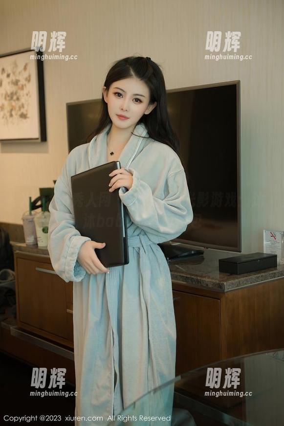 Xiuren秀人网-沐沐baby Xiuren秀人网 - 泳池里的光影游戏:沐沐baby的写真图包