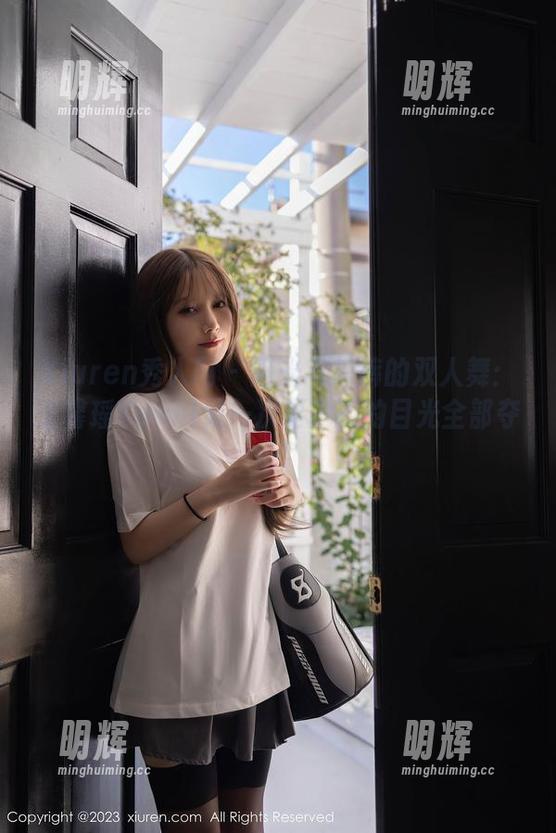 Xiuren秀人网 - 阳光与短裤的双人舞：王馨瑶Yanni又一次要把我的目光全部夺走！