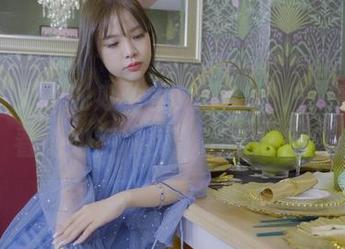 丽柜 – 兔子的办公室人生：图片更新，看看她如何“兔”出新高度！