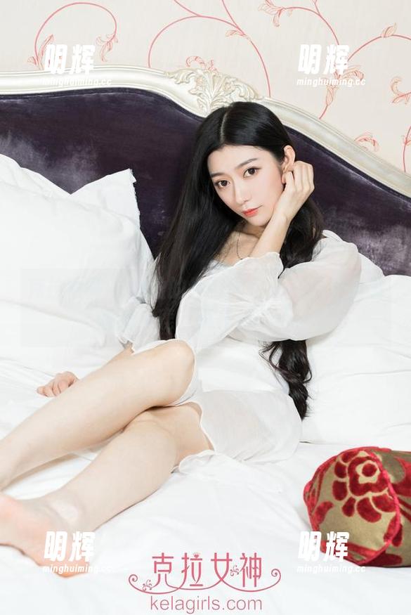 克拉女神-盈盈 克拉女神 - 盈盈的纯白图包:在雪地里撒娇的小鹿,萌化你的心。