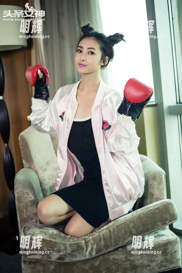 头条女神-莫晓希 头条女神 - 走进莫晓希的灰丝世界:套图里的轻盈梦境