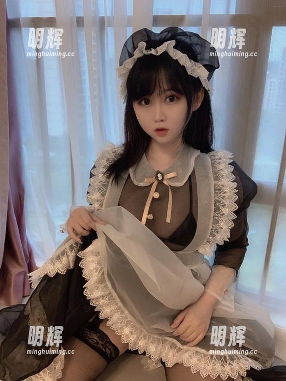 是依酱吖 是依酱吖在线:护士装扮,作品中的柔软与坚韧!