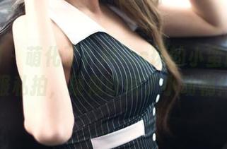 果团网 – 萌化了？Miss琪的小蛮腰护士服私拍，疑似收编了小动物！