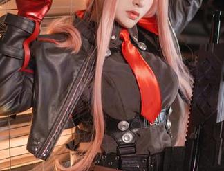 穿越时空的柘烟Zuken：路易九世礼服自拍写真，仿佛在古堡中起舞！