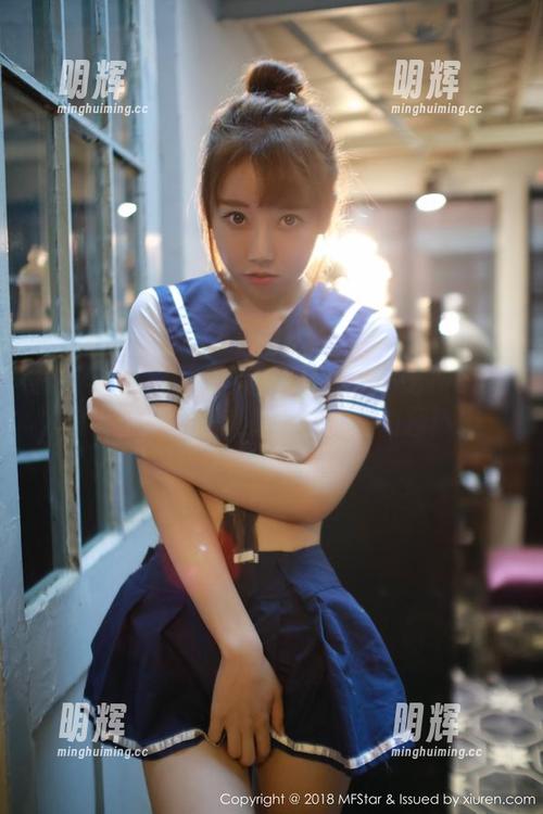 模范学院-伊小七MoMo 模范学院 - 看得我直冒汗!伊小七MoMo短裤写真,简直是夏日的提前预热。