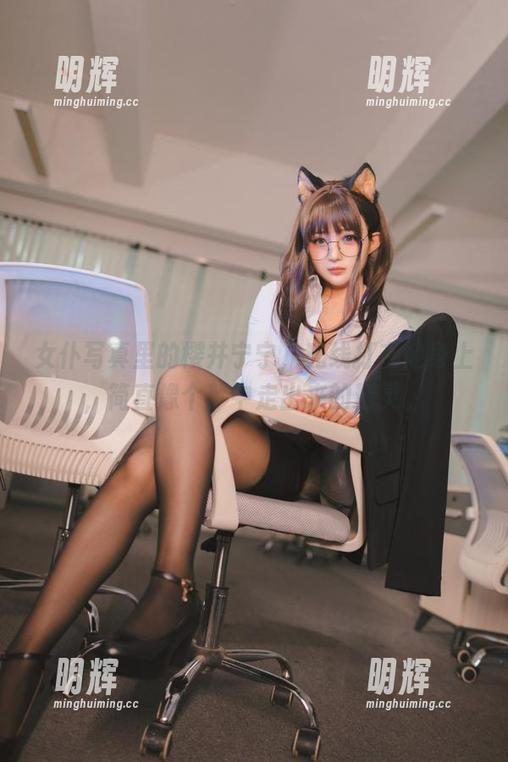 樱井宁宁 女仆写真里的樱井宁宁,光线打在她身上,简直像个梦中走出来的精灵。