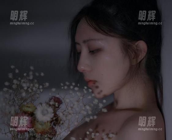 樱晚gigi 樱晚gigi写真大揭秘:微醺草莓的免费原图,轻松带回家!