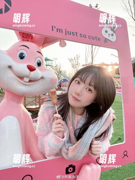 炸酱沐沐 下载炸酱沐沐的贝尔法斯特写真集,感受‘幽默’与‘美’的双重冲击!