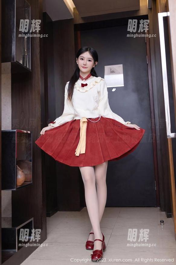 秀人网-fairy如歌 秀人网 - fairy如歌礼服私房图集:裙摆摇曳,我却想到了马路牙子上的香蕉皮!