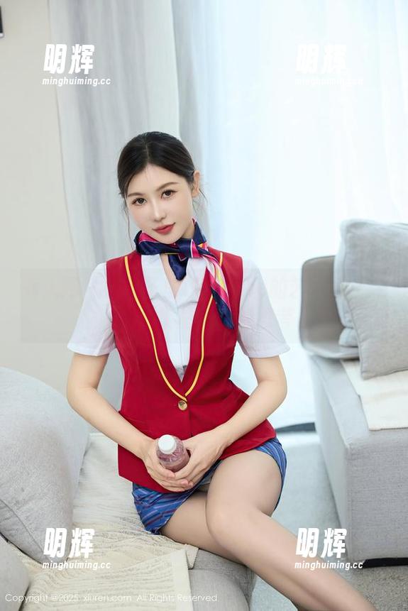 秀人网-糯美子MINIbabe 秀人网 - 糯美子MINIbabe的艺术展:定制图集里的吊带思考
