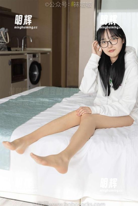 袜啵啵-小甜豆 袜啵啵 - 小甜豆的私拍图集:探秘奶油蛋糕和果冻剧情,光影交错的时刻,真心好喜欢啊!
