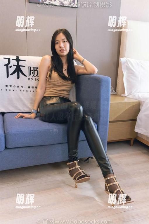 袜啵啵 - 小甜豆的白色堆堆丝袜高清图库：让人忍不住想多看几眼