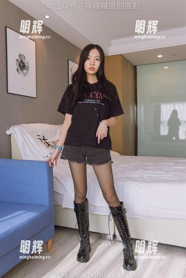 袜啵啵-稚予 袜啵啵 - 稚予疯狂自拍图集:每张都是一段小故事,下载后快跟我一起尬聊!