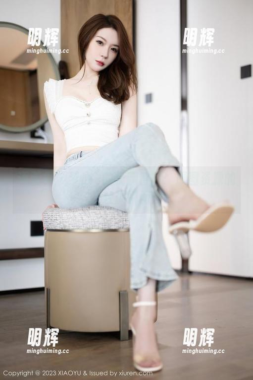 语画界-梦心玥 语画界 - 梦心玥的长腿冒险:原图资源的轻盈瞬间