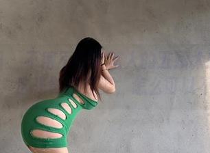 微密圈 – 不得不分享迷人的五姨太的黑丝写真，这光影和身姿，怎么可以不看？