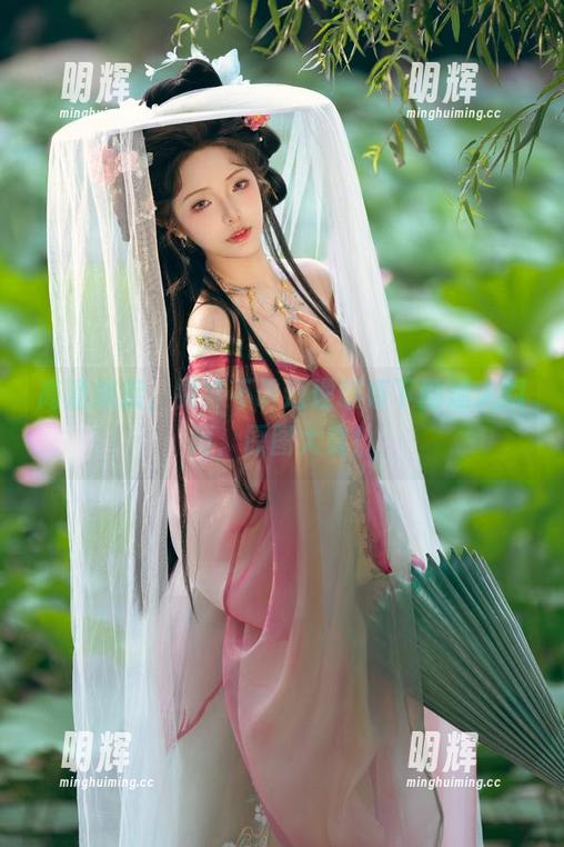雯妹不讲道理 高清捕捉,雯妹不讲道理眼镜下的迷人瞬间,原图大赏!
