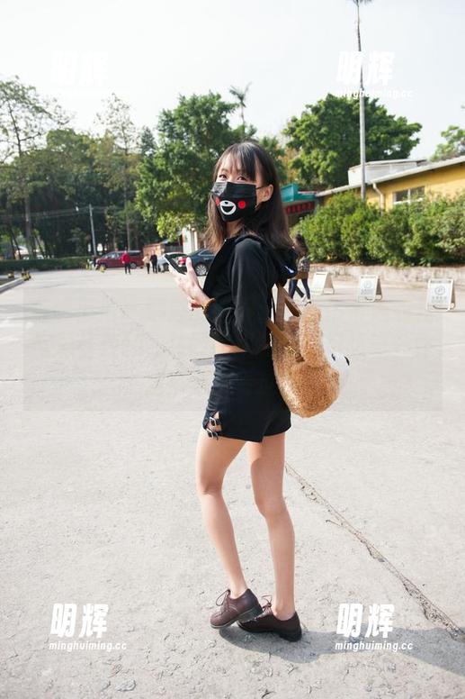 魔镜街拍 - 婷婷的世界：白色吊带连衣裙与黑丝美腿，共同编织的夏日幻想——作品集原图看过来！