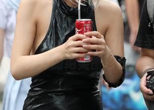 魔镜街拍 – 从寒风中走来的肉丝圣诞美人，婷婷的绝美图包资源