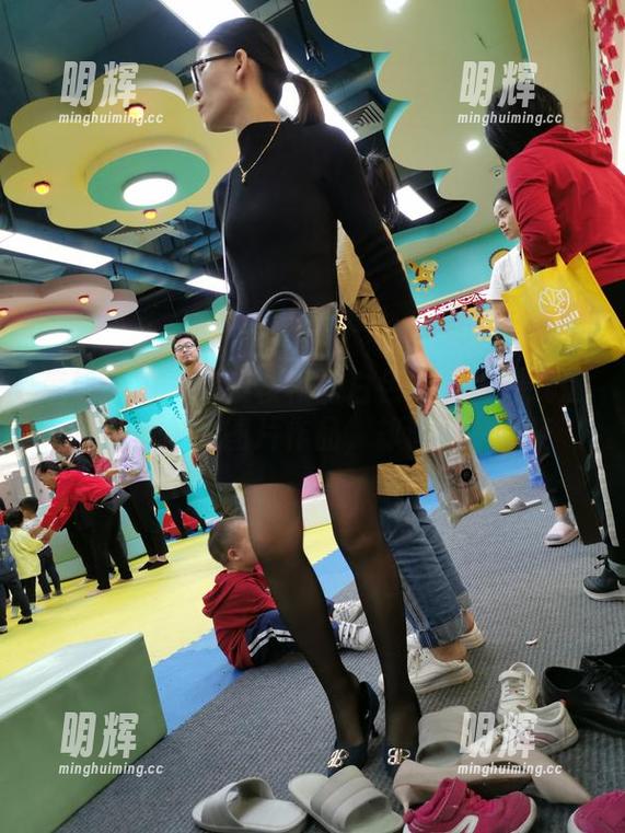 魔镜街拍-楼楼 魔镜街拍 - 探索楼楼的白色连衣裙:就是那么简单的图片作品,却让心情飞扬