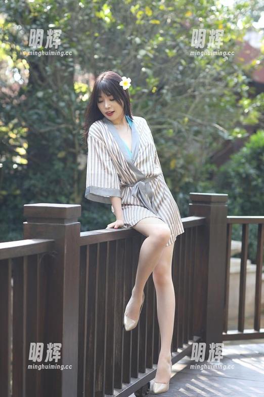 魔镜街拍-玲玲 魔镜街拍 - 车展背后的玲玲:一人的街拍写真,美图如此迷人